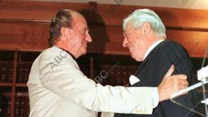 Felicitado por el Rey Don Juan Carlos, tras su discurso en el acto de inauguración de la nueva Casa de ABC de Sevilla en la Cartuja en 1999